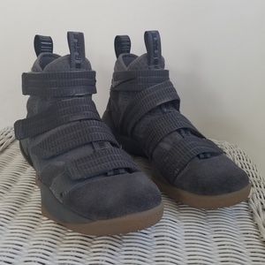 Nike Lebron Soldier Basketball Shoes